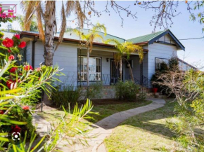 Red Steps - 4 bedroom home, Narrandera